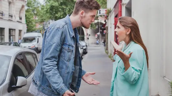 Этот простой жест говорит о том, что ваш партнер — психопат