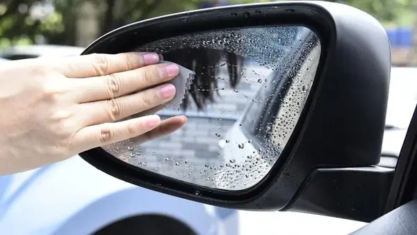 Боковые зеркала машины не будут намокать под дождем: вот чем их нужно смазать