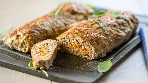 Как приготовить мясной рулет с грибами и сыром