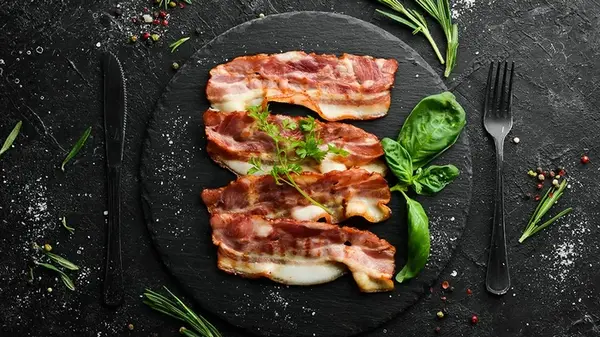 Как приготовить идеально хрустящий бекон без грамма масла: шеф-повар назвал лучший способ