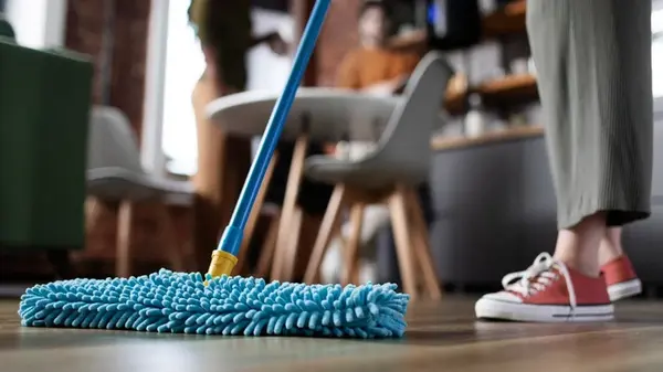 Добавьте в ведро с водой это средство — пол будет сиять неделю: пыль не будет оседать на поверхность