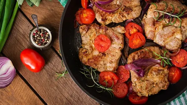 Добавьте этот простой ингредиент к мясу во время жарки на сковородке — и оно будет таять во рту