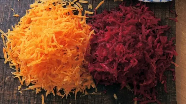 Салат из моркови и свеклы с маринованным луком: рецепт очень здорового блюда без варки