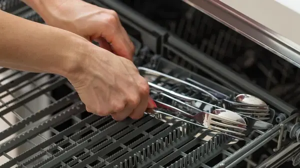 Вилки и ложки будут блестеть как новые: вот что нужно положить в посудомойку перед запуском