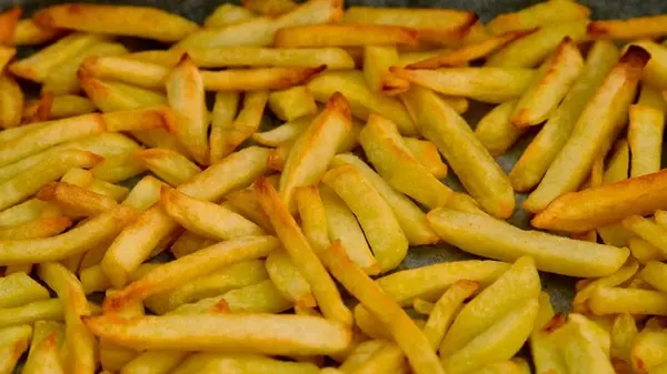 Жарим картофель без прилипания: простой трюк со льдом, который сделает ваше блюдо совершенным