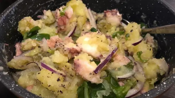 Картофельный салат с осьминогом: оригинальный рецепт со средиземноморской ноткой