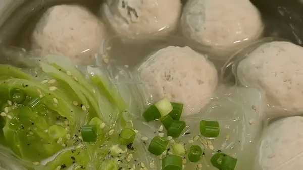 Суп с лапшой и куриными тефтелями: рецепт японского супа