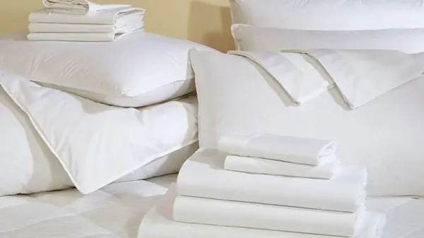 Почему постельное белье пахнет затхлым даже у самых аккуратных людей — и как этого избежать