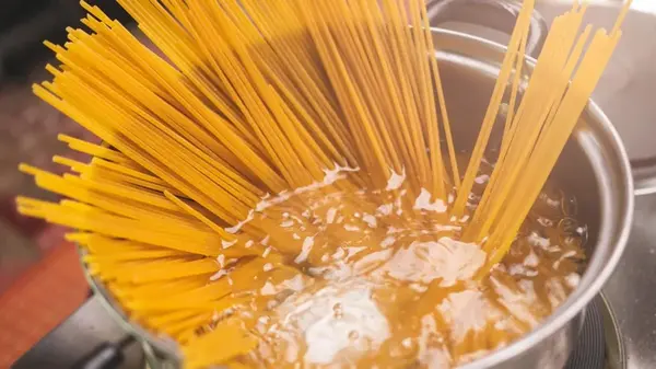 Почему у вас слипаются спагетти и что с этим делать: один лайфхак решит проблему