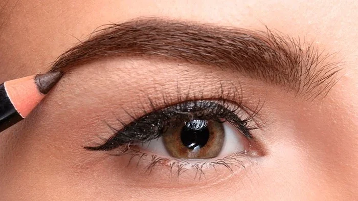 5 ошибок в макияже бровей, которых нельзя допускать: они заметно старят лицо