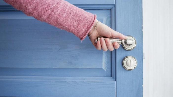 Полейте двери средством для мытья посуды в ноябре — лайфхак экспертов шокировал Сеть