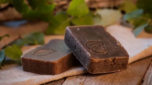 Дегтярное мыло: для чего оно нужно и зачем его скупают десятками брусков