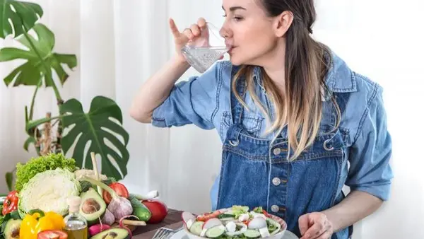 Можно ли пить воду во время еды: мнение врачей