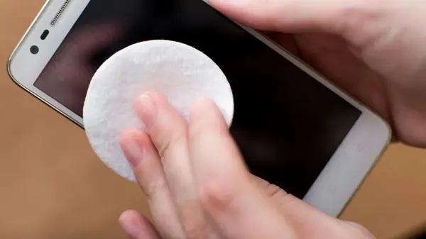 Как правильно очистить экран смартфона от отпечатков, не навредив покрытию