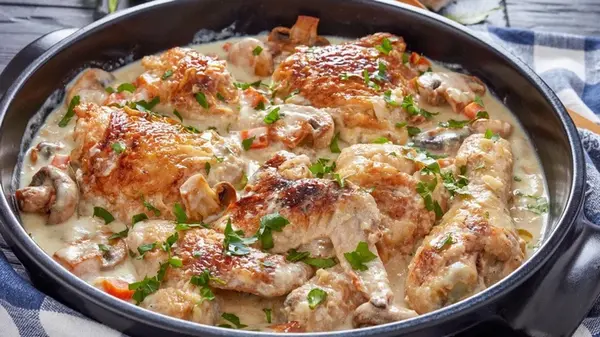 Куриные крылышки в сметанном соусе на сковороде: рецепт быстрого горячего