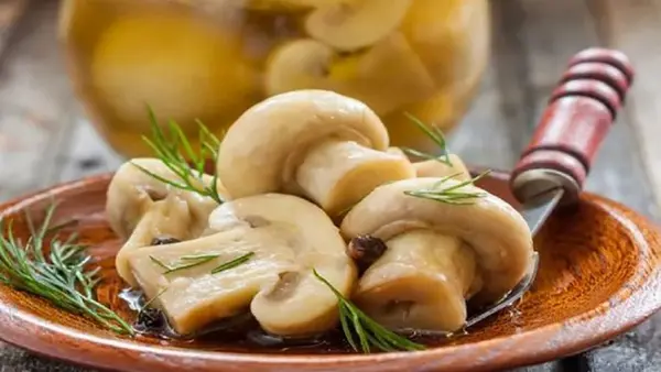Маринованные шампиньоны по простому рецепту: вкусные уже через несколько часов