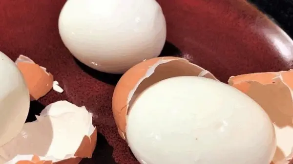 Лайфхак, который поможет быстро почистить яйцо