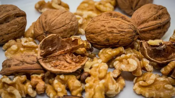 Не выбрасывайте скорлупу от грецких орехов: эти отходы помогут решить кучу бытовых проблем