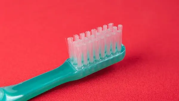 Где нельзя держать зубную щетку: три места в ванной, которые делают ее опасной