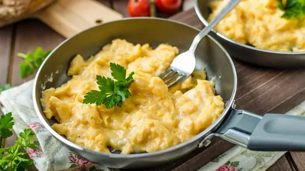 Как сделать болтунью пышной, как облака: есть одна простая добавка, о которой вы не думали