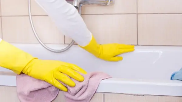 Лайфхак, который поможет почистить ванну в домашних условиях: чистота за копейки