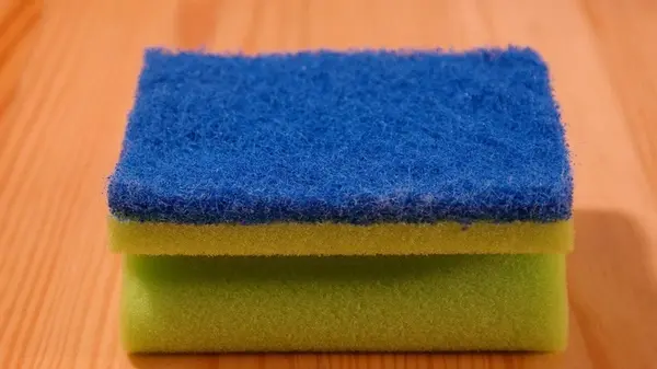 Одна замена — и никакой вони: эта «вещь» отмывает посуду лучше любой губки