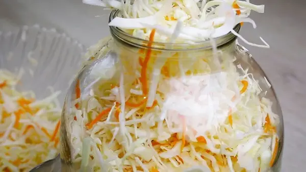 Сколько соли нужно во время засолки капусты — на 3-литровую банку, на 1 кг овощей