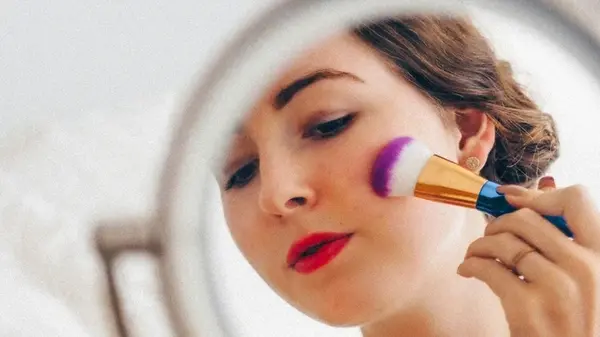 Макияж, добавляющий лет: какие ошибки незаметно старят вас и как их избежать