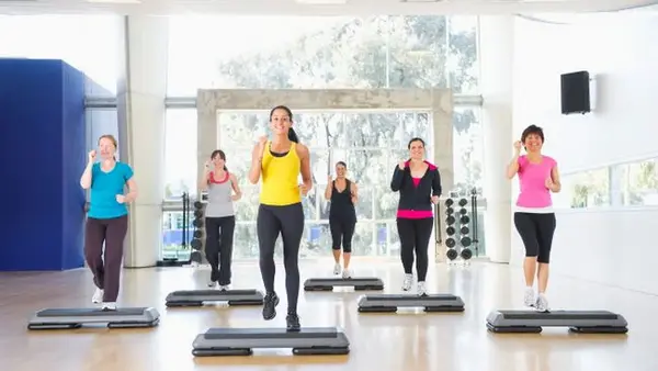 Степ-аэробика возвращается: почему тренировки 80-х снова в тренде и чем они полезны