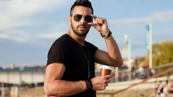 11 странных привычек в поведении мужчин, которые незаметно отталкивают женщин