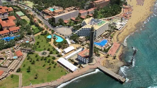 На самом солнечном пляже Европы зимой температура более 20 градусов: где он находится