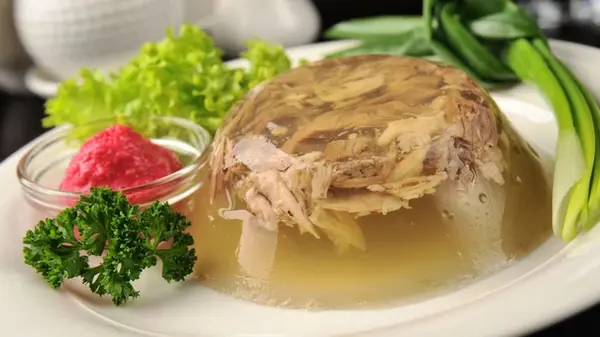 Холодец будет прозрачным и хорошо застынет без желатина: вот что нужно добавить во время варки