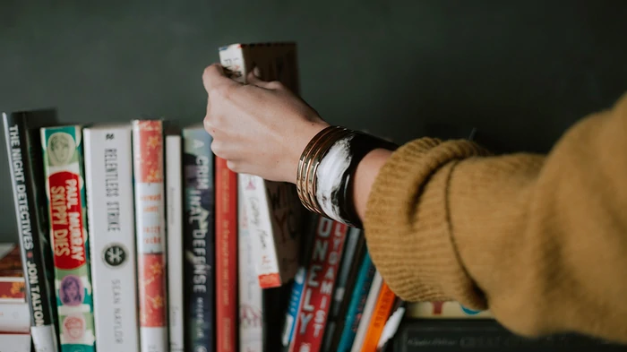 Зачем читать перед сном: топ-3 причины сделать книгу своей вечерней привычкой