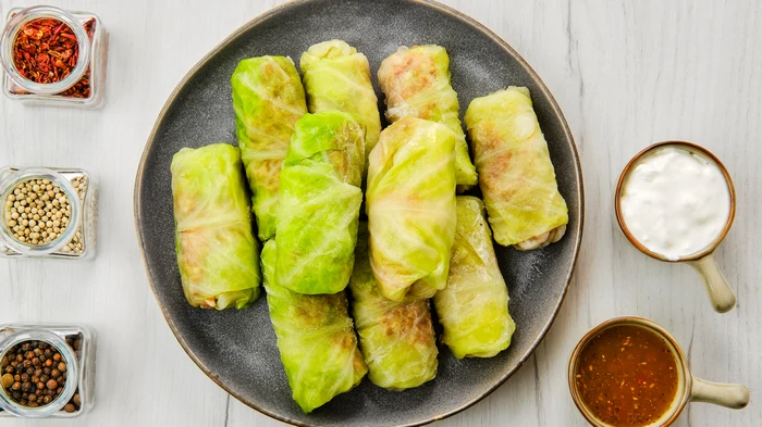 Тушить голубцы в воде или сметане — каменный век: чем лучше полить их для сочности