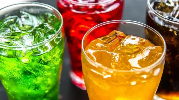 Эти 6 напитков содержат больше сахара, чем пончик: диетологи объяснили, чем они вредны