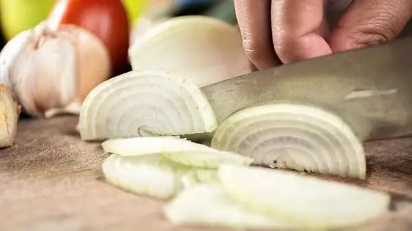 Как не плакать от лука: способы, которые помогут нарезать его без слез