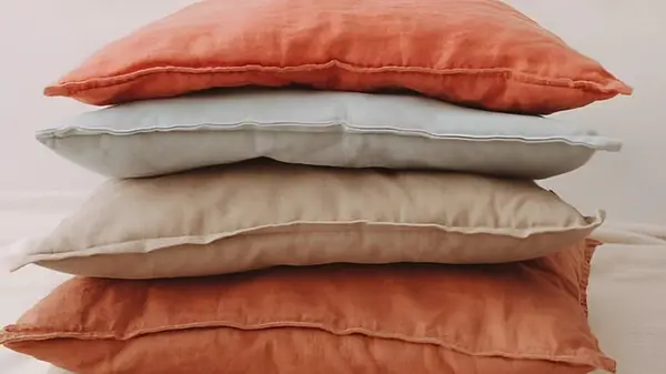 Почему не нужно выбрасывать старые подушки: шесть эффективных способов использования в доме