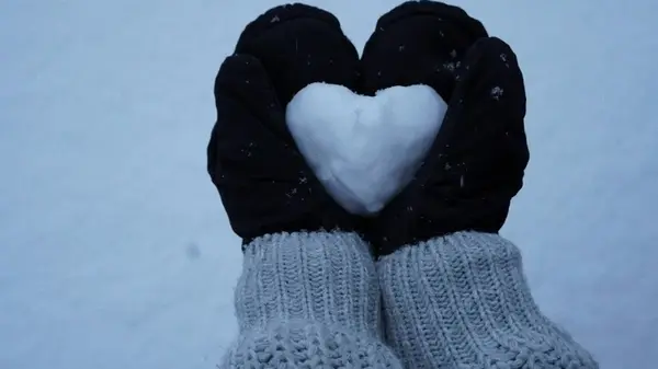 Любовь и деньги придут неожиданно: астрологи назвали три знака зодиака, которых ждет счастливая зима