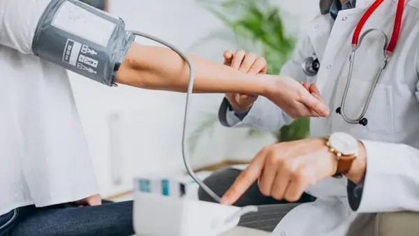 Эта популярная вредная привычка резко повышает давление