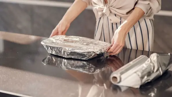 Так делать с фольгой на кухне строго запрещено: испортите плиту и духовку