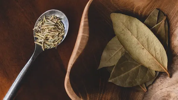 Просто добавьте лавровый лист к чаю: вы удивитесь, какие полезные свойства имеет эта специя