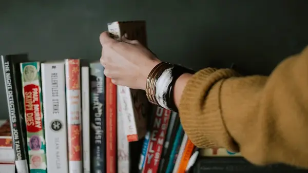 Зачем читать перед сном: топ-3 причины сделать книгу своей вечерней привычкой