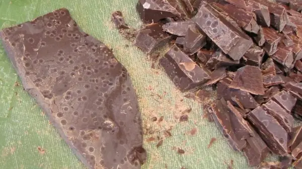 Почему шоколад белеет и можно ли его есть: эксперт рассказала обо всех нюансах