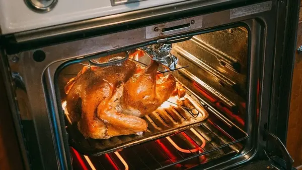 Металл или стекло: какая форма для выпекания лучше и от чего зависит идеальная корочка