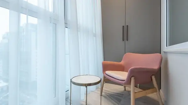 Серый налет и запах исчезают мгновенно: две ложки этого раствора и тюль снова как новый