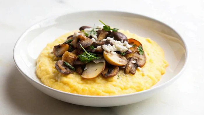 Настоящий гуцульский банош с грибами и шкварками: легко приготовить дома