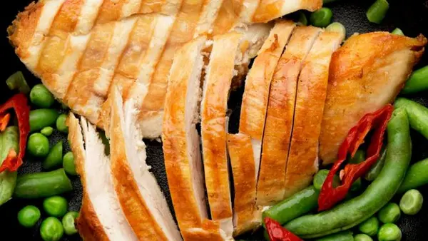 Сочное куриное филе, которое готовится несколько минут: очень легкий рецепт