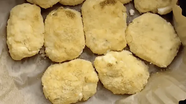 Соленые сырники из феты в аэрогриле: рецепт интересной закуски