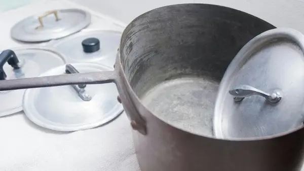 2 ложки этого средства в воде — и потемневшая кастрюля сияет как новая