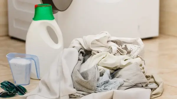 Прекратите сыпать лишнее: сколько на самом деле нужно порошка на одну стирку — знают только эксперты